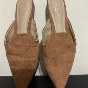 ✨ Ann Taylor Women’s Tan Suede Backless Slip-On Flats — Size 8